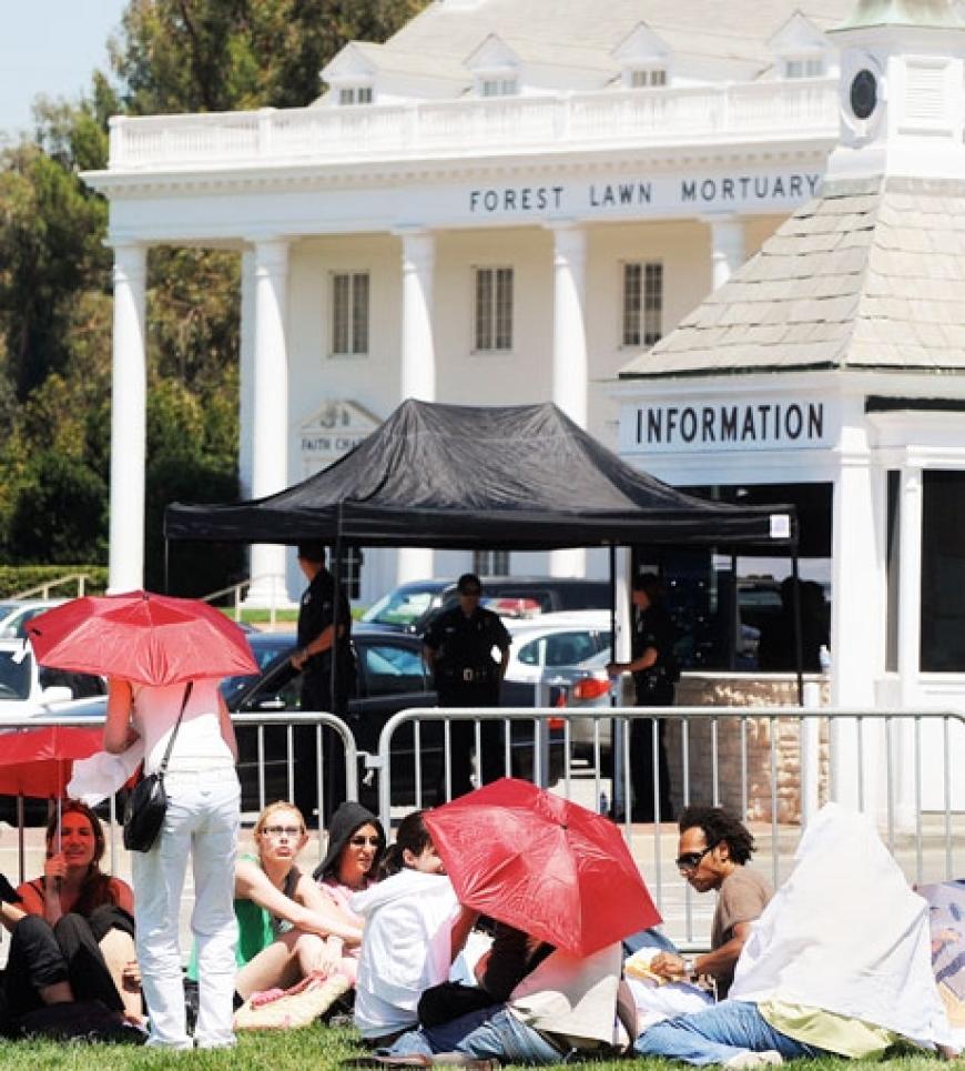Die Angehörigen von Jackson trafen sich am Montagabend am Forest-Lawn-Friedhof in Los Angeles