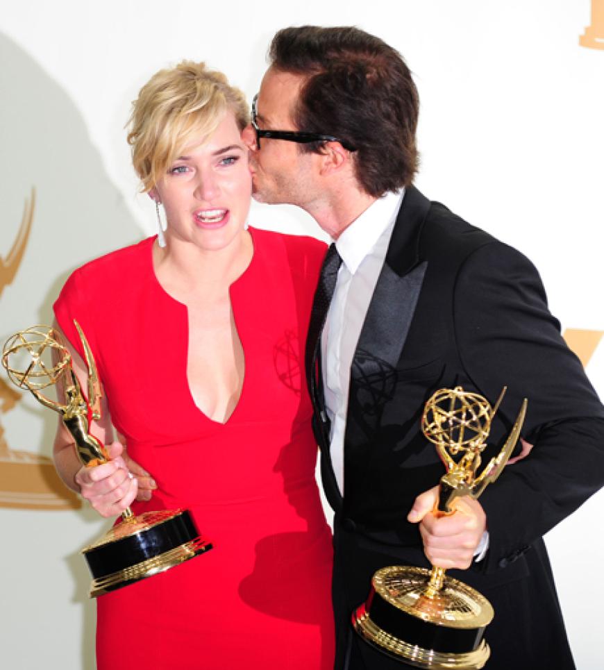 Wählte ein Dress von Elie Saab: Kate Winslet. Hier mit Guy Pearce, der ebenfalls für seine Rolle in