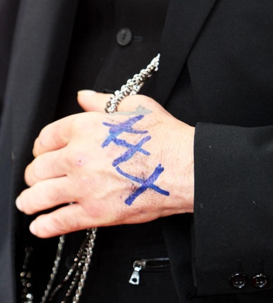 Doch was haben die drei blauen Kreuze auf seiner Hand zu bedeuten?