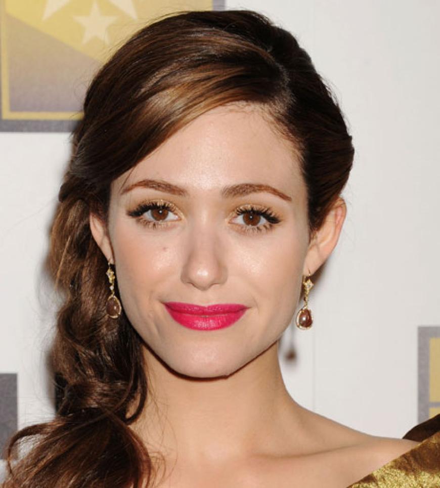 Die Schauspielerin und Sängerin Emmy Rossum (26) liebt den Gold-Look und betont ihre Augen mit einem goldenen Lidschatten und Eye-Liner...