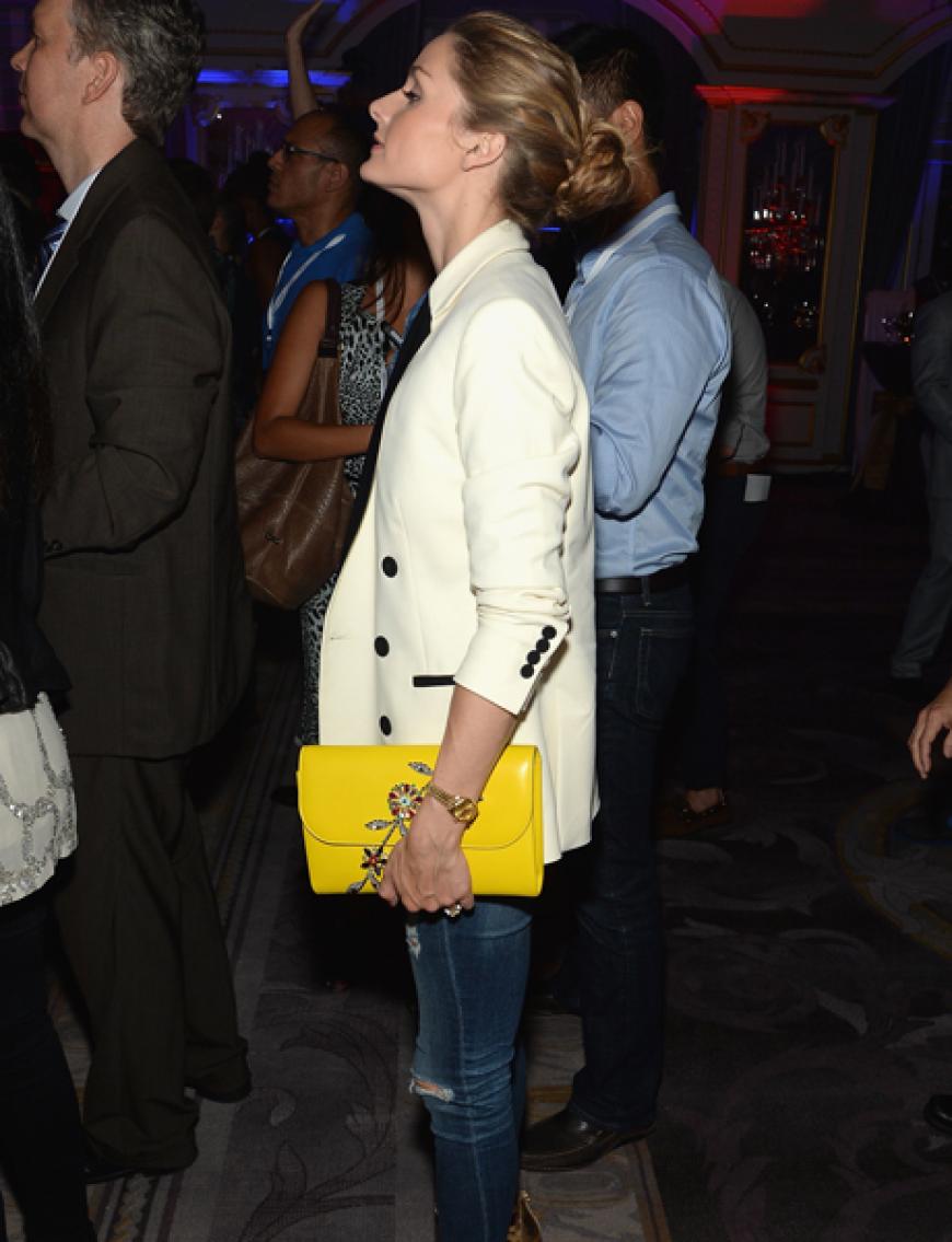 Hingucker: Olivias knallgelbe Tasche ist ein echtes Highlight