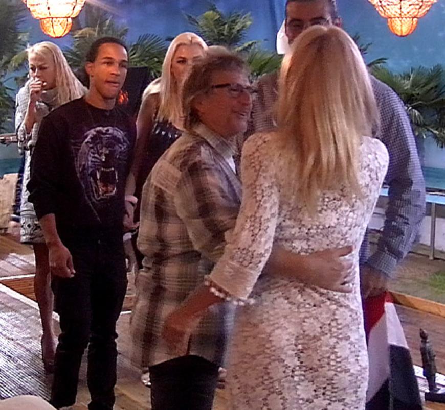 Weil Pamela Anderson ins Haus zieht und so etwas nicht um sich haben will. Die Bewohner begrüßen den blonden Superstar