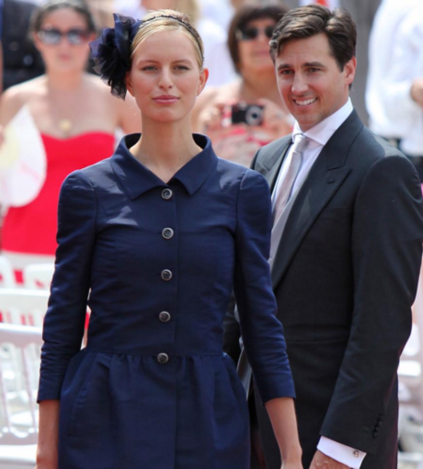 Karolina Kurkova kam in Blau und alleine