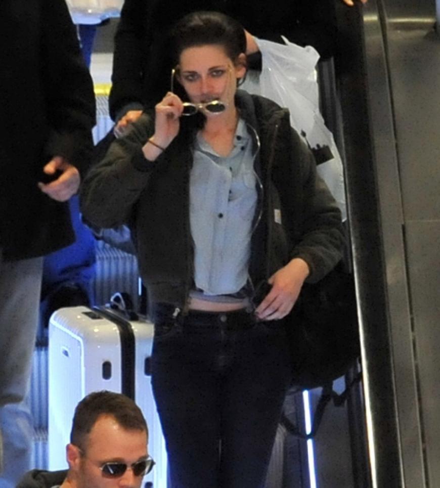 Kuckuck! Kristen Stewart am Flughafen in Paris. Die Sonnenbrille bringt nichts mehr, wir haben sie schon längst erkannt.