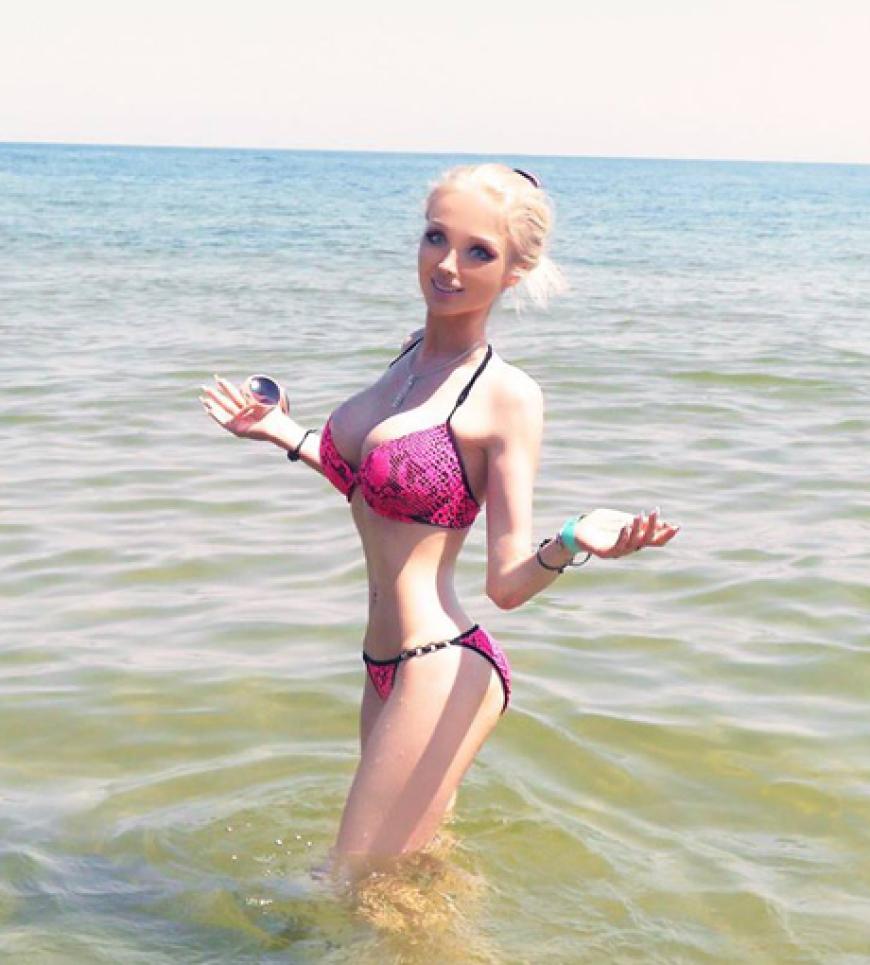 Ein Fan auf ihrem Profil freute sich, dass das Model auf diesem Bild mal lächelt