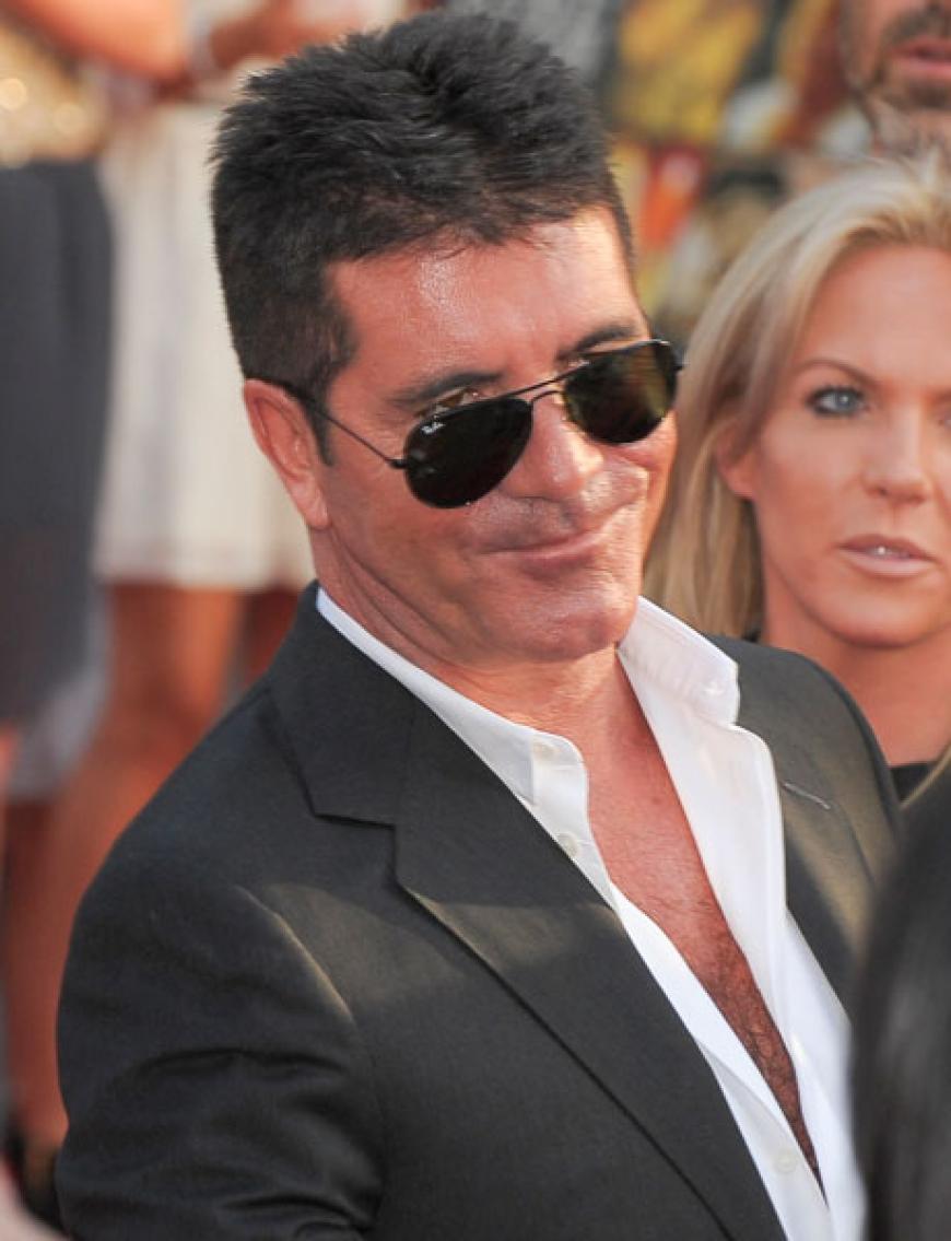 Und er hat mal wieder die Fäden in der Hand: Entdecker und Musik-Mogul Simon Cowell durfte auf der Premiere seiner Jungs natürlich nicht fehlen