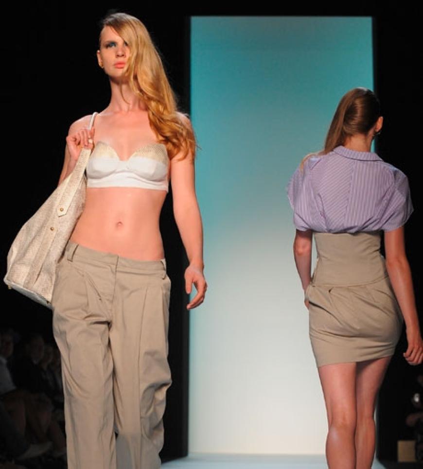 Ein Model präsentiert die Mode des argentinischen Labels
