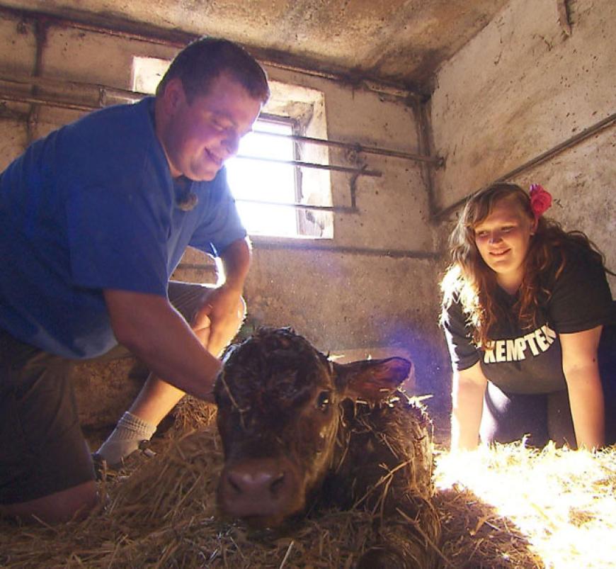 Vanessa ist bei der Geburt eines Kälbchens dabei. Gemeinsam mit Peter versorgt sie das das Neugeborene versorgt