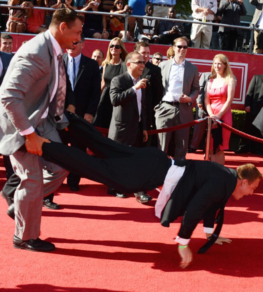 Schubkarren-Rennen: Dan Gronkowski und Gordie Gronkowski albern auf dem roten Teppich herum