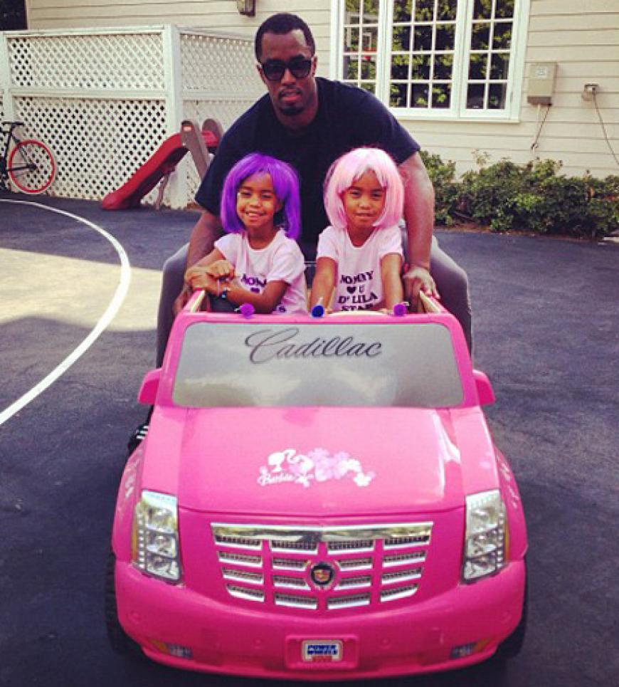 Früh übt sich ein richtiger Pimp zu sein: P.Diddy mit seinen beiden Töchtern im pinkfarbenen Spielzeug-Cadillac