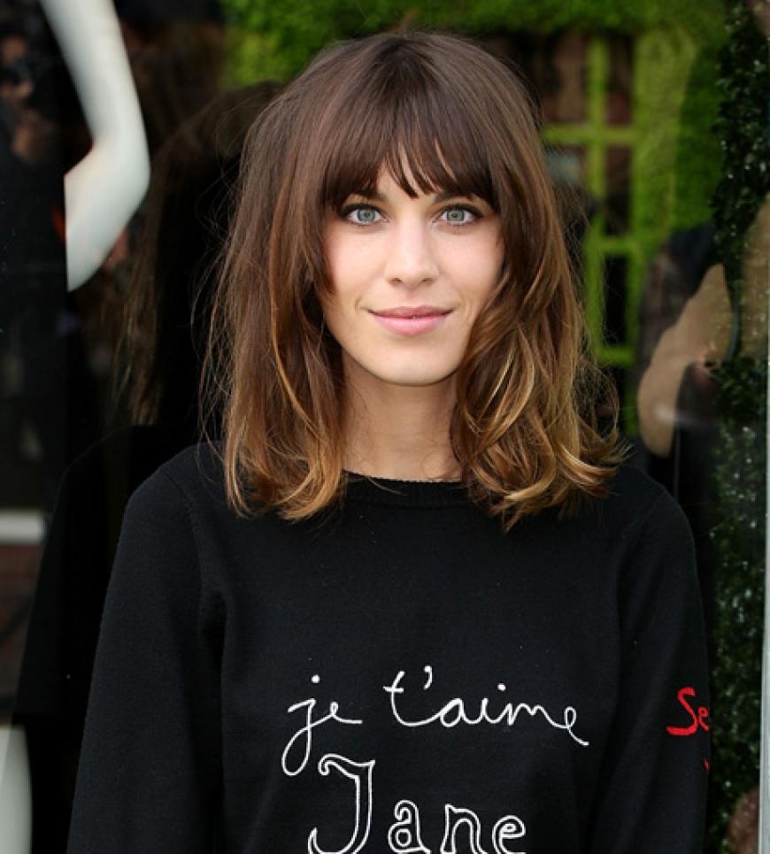 Alexa Chung hat sehr süße blonde Strähnen in ihren Haarspitzen