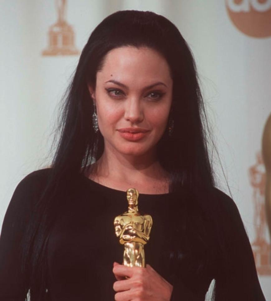 Angelina mit ihrem Oscar für