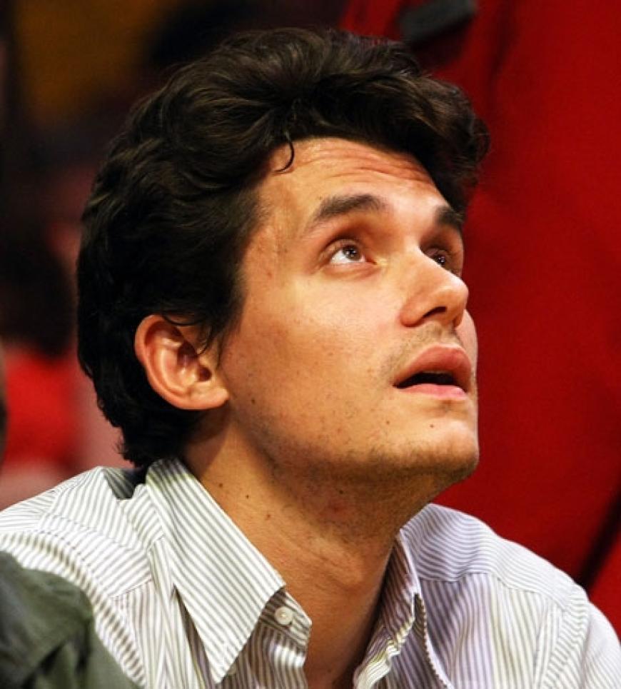 John Mayer schaut gebannt auf den Spielstand