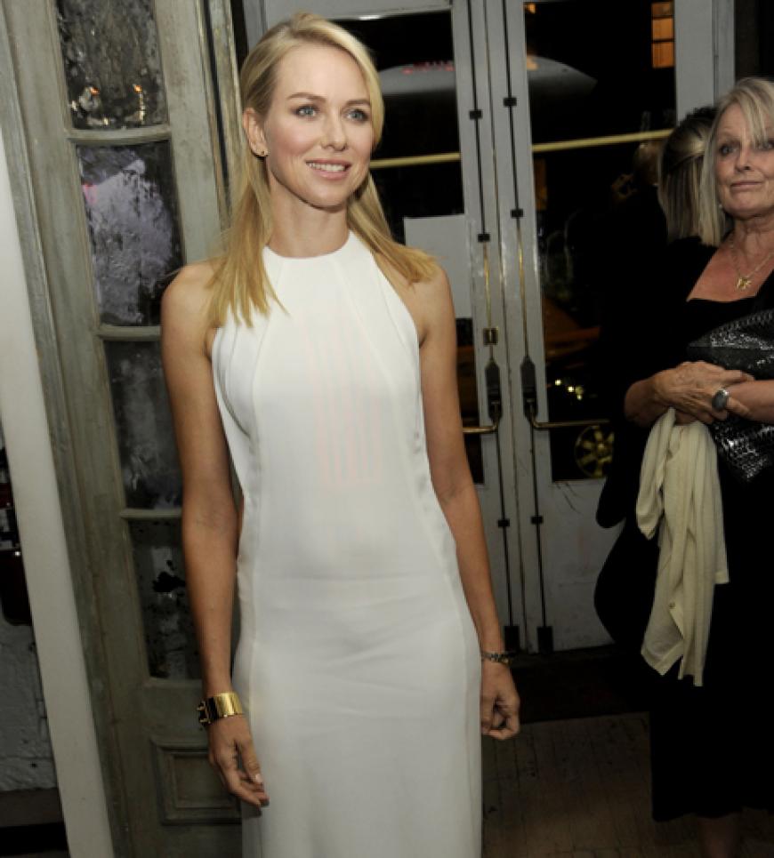 Naomi Watts sah in ihrem weißen Dress extrem schlank aus