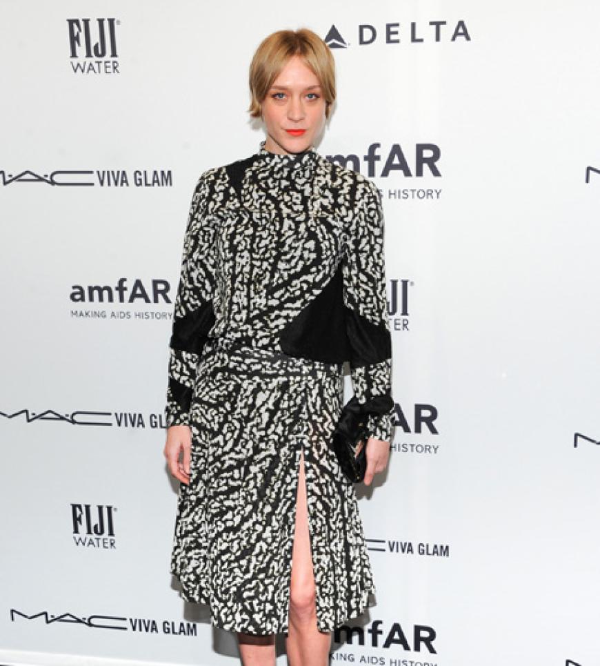 Die schöne Chloe Sevigny hat sich mit diesem Kleid von Proenza Schouler ins eigene Knie geschossen. Das wilde Muster und die asymmetrischen Einsätze verstecken ihre schöne Figur. Die klobigen Schuhe und die Bubi-Frisur aus den 90er Jahren zerstören den Look zusätzlich.