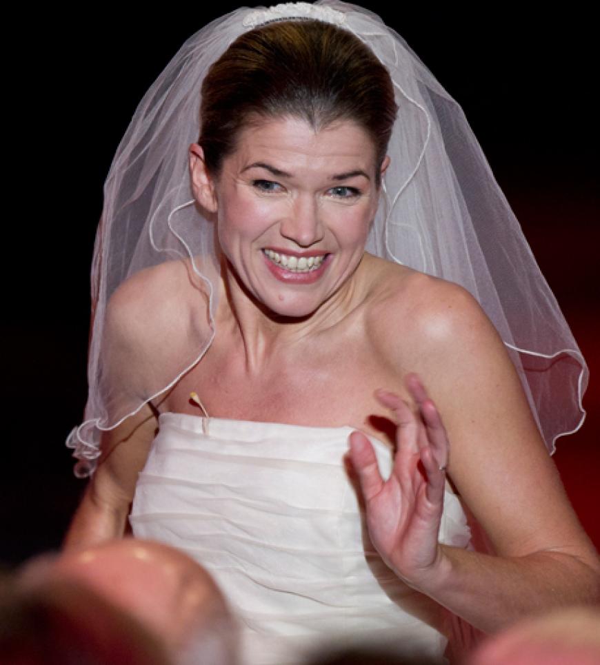 Huch, was ist da passiert? Comdian Anke Engelke trat in einem Hochzeitskleid auf die Bühne