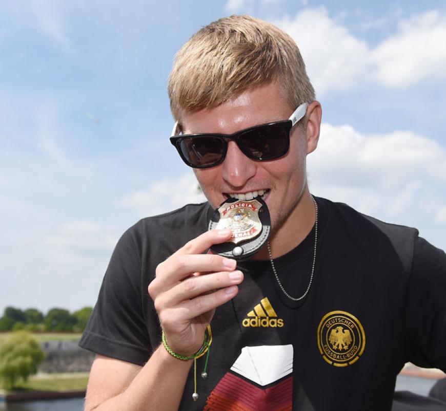 Toni Kroos macht den Beißtest