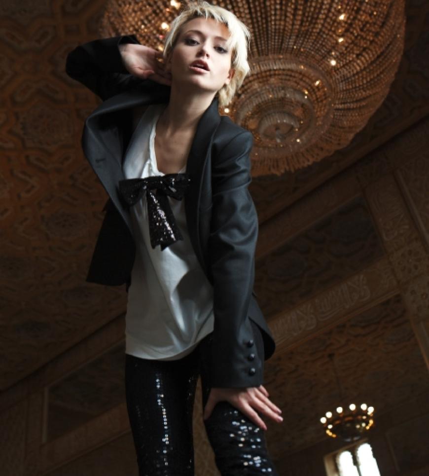 Oversized Blazer mit Glanz
von Paul & Joe. Shirt mit Schleifen´brosche von Schumacher.
Paillettenleggings von Modström