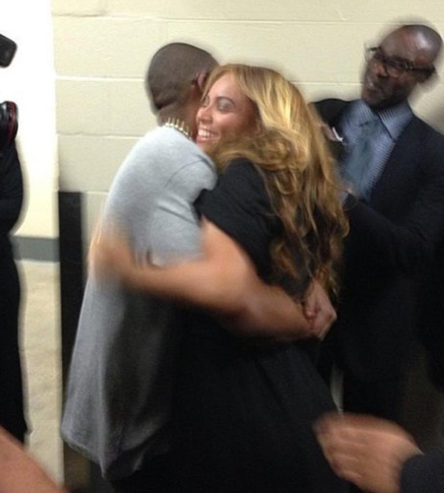 Makeup-Artist Joanna Simkin postete diesen Schnappschuss backstage, als Beyoncé nach ihrer Show überglücklich ihrem Ehemann Jay-Z in die Arme läuft