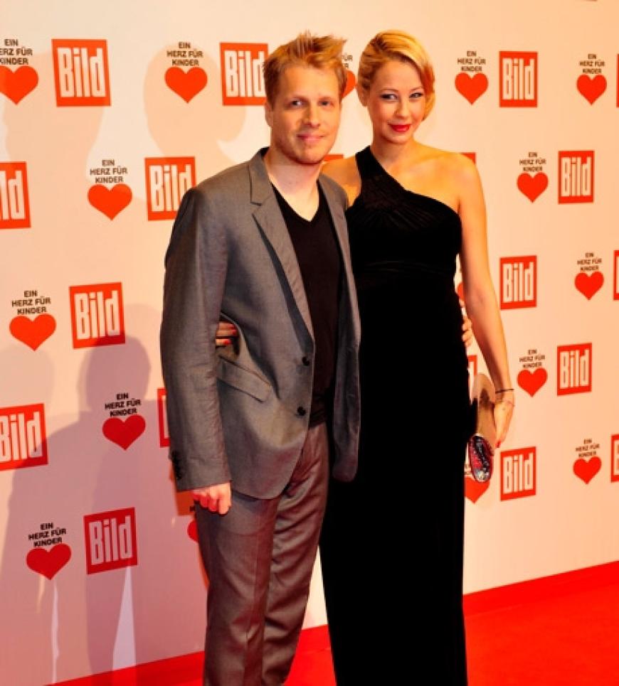 Oliver Pocher hat die Schweinegrippe gut überstanden und kam gut gelaunt zusammen mit seiner Freundin Sandy Meyer-Wölden nach Berlin