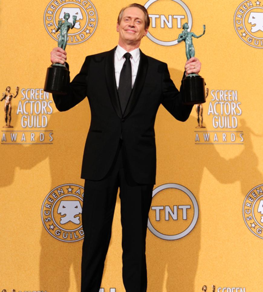 Steve Buscemi präsentiert stolz seine Trophäen