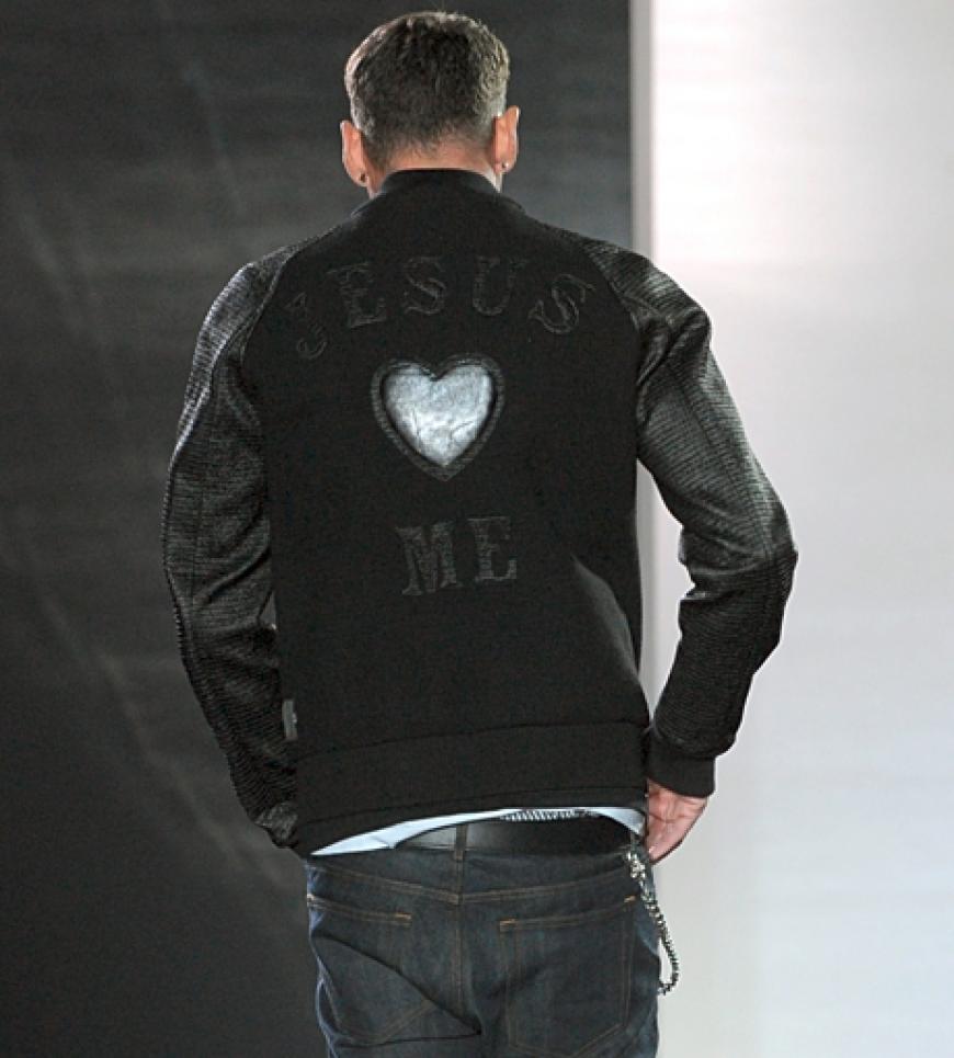 Der Designer trug eine Jacke mit dem Aufdruck: