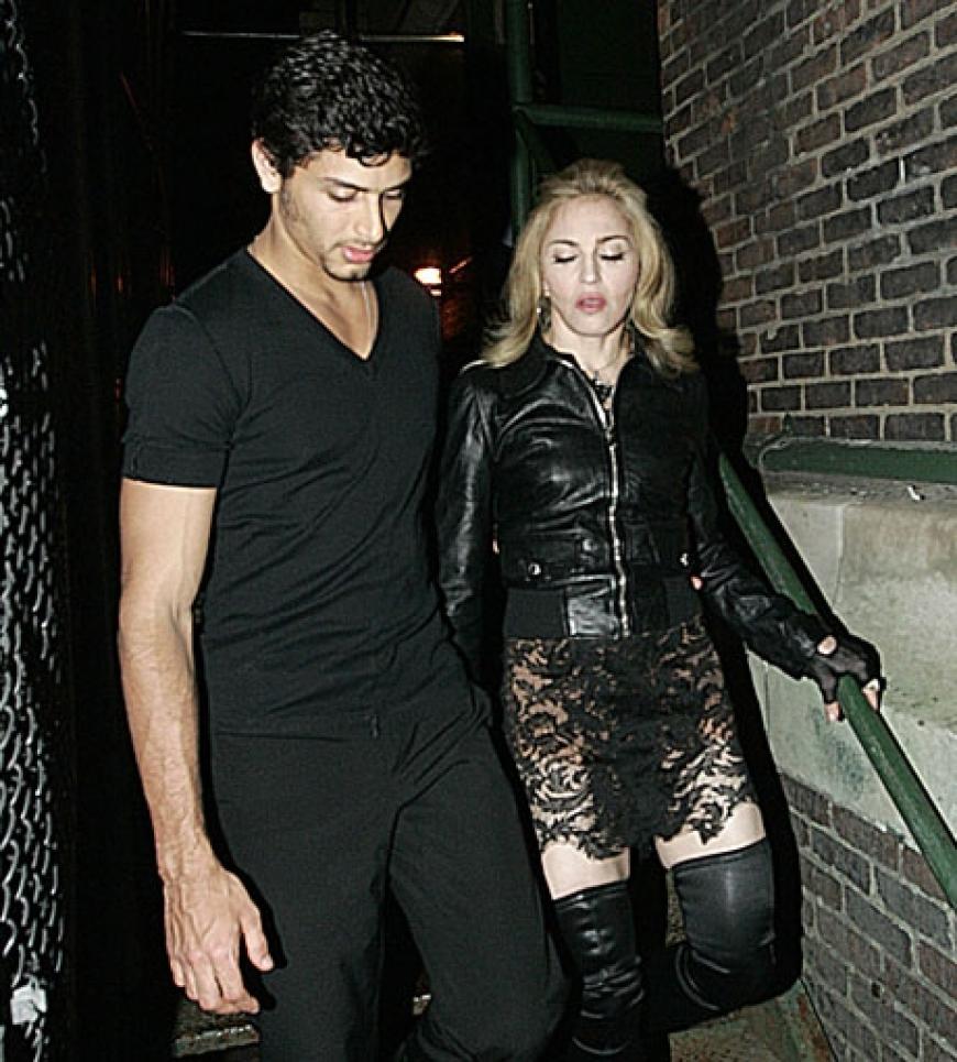 Es ist eines der umstrittensten Liebespaare 2009. Pop-Queen Madonna angelte sich den 22-jährigen Brasilianer Jesus Luz