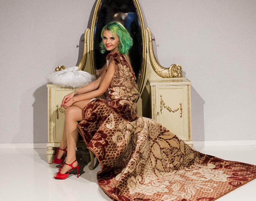 Home meets Fashion: Speziell für die Carpet Couture Runway Show wurde die Kollektion in aufwendiger Handarbeit in unvergessliche Couture-Kleider verwandelt, die Bonnie Strange unter anderem präsentierte