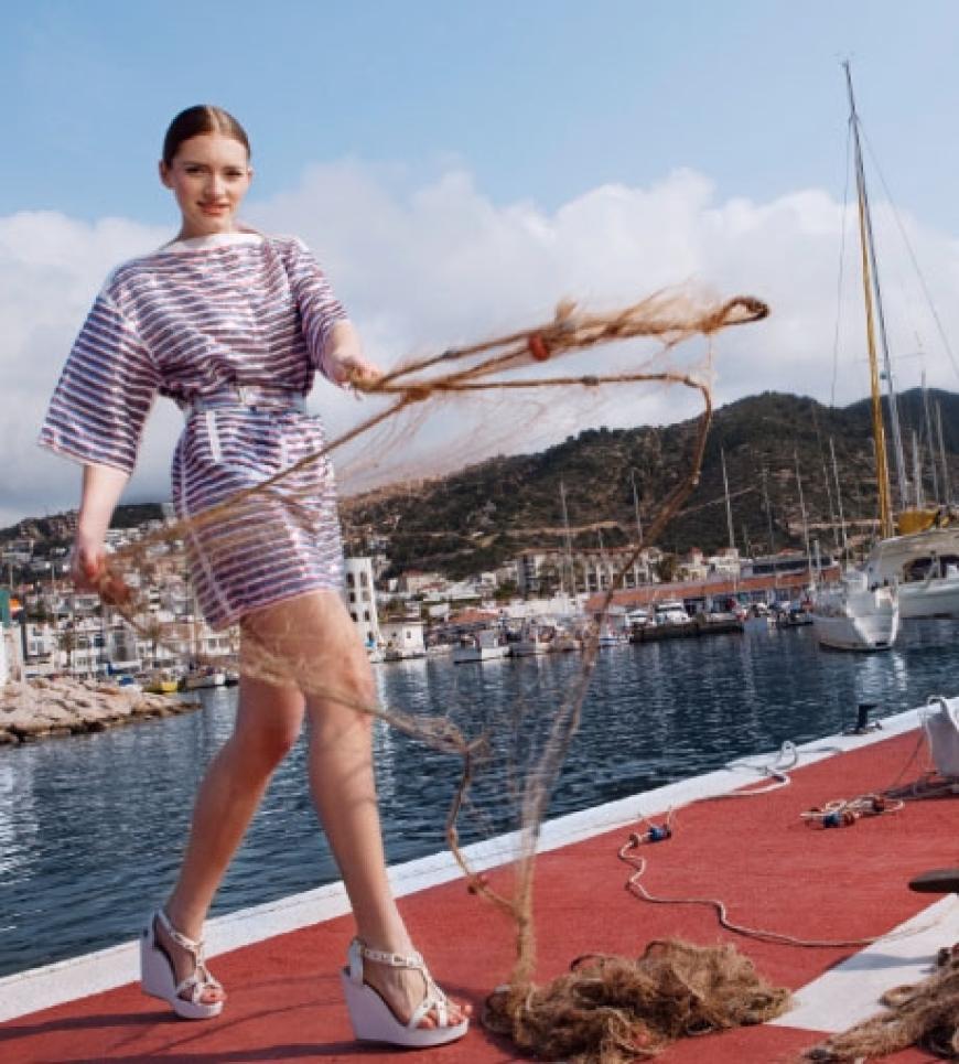 Was braucht man für den perfekten Tag auf dem Wasser? Sonnenschein, 20 Grad, eine große Yacht - und einen Marine-Look, der nicht nur den Captain verzaubert. Paillettenkleid von D&G, ca. 330 Euro. Gürtel von Celine. Schuhe von Moschino