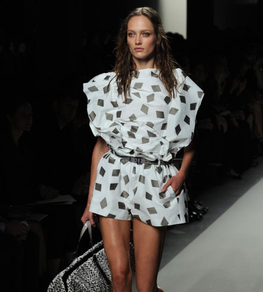 Das Luxuslabel Bottega Veneta bleibt seinem gradlinigen Stil treu und addiert Volumen und raffinierte Details zu diesem coolen Playsuit.
