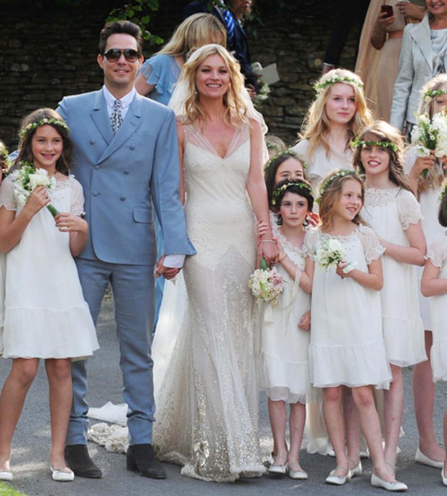 Kate und Jamie inmitten von 16 Blumenmädchen - darunter auch Kates kleine Tochter Lila Grace