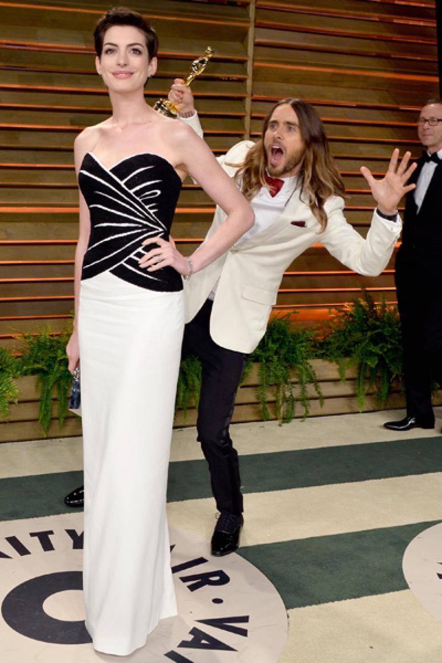Jared Leto photobombt Anne Hathaway bei der Oscar-Verleihung 2014