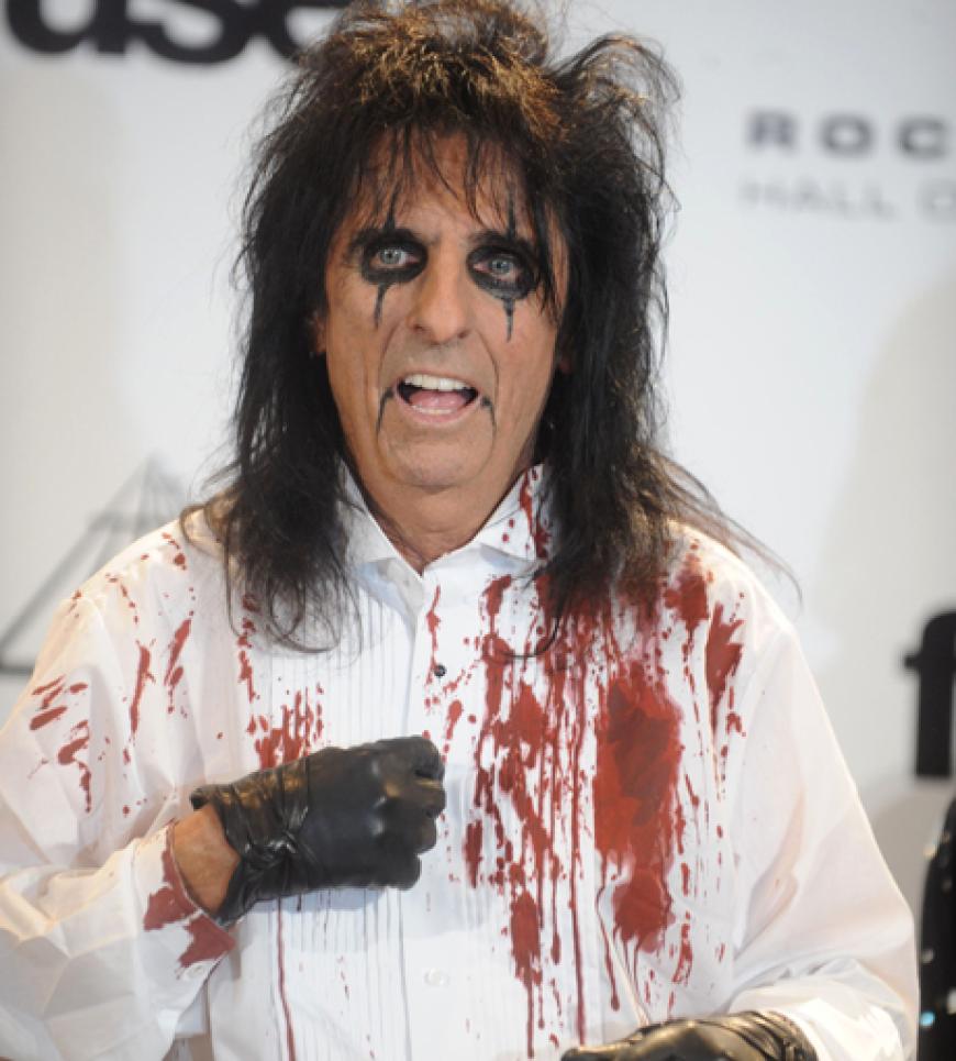 Liebt das Außergewöhnliche: Schock-Rocker Alice Cooper mit typischen Make-up und (Kunst-)Blut-überzogenem Hemd