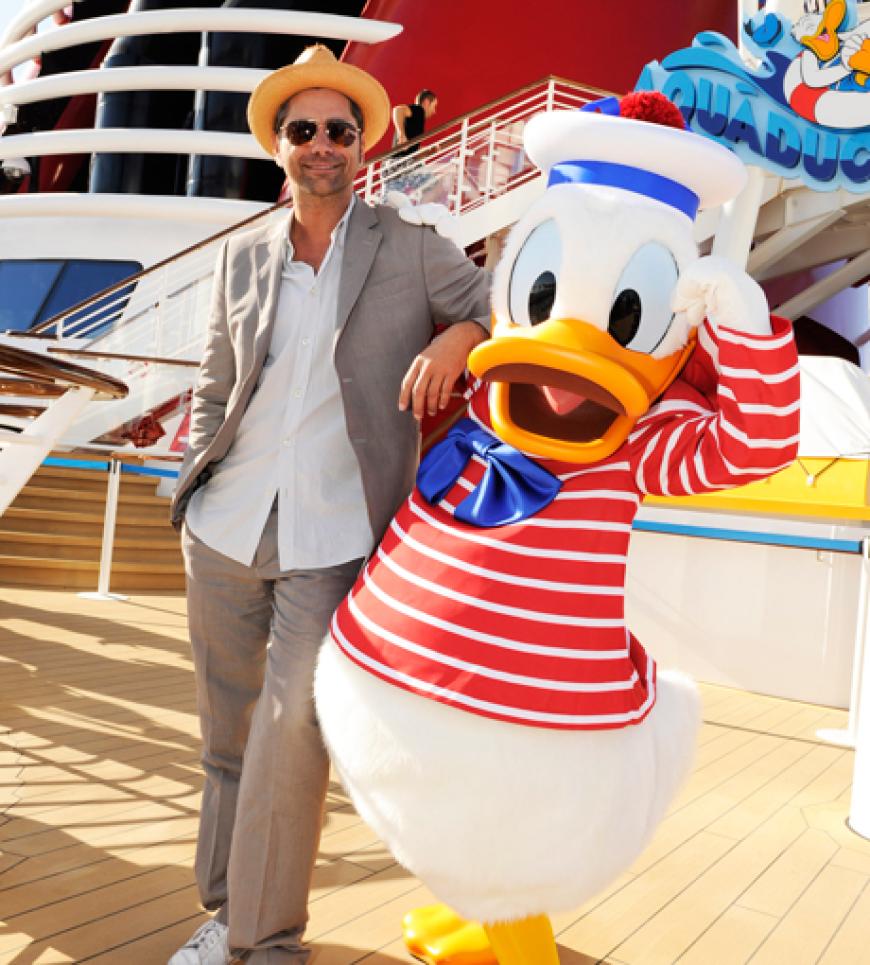 Alle Mann an Boooord! John Stamos macht neben Captain Donald Duck eine gute Figur
