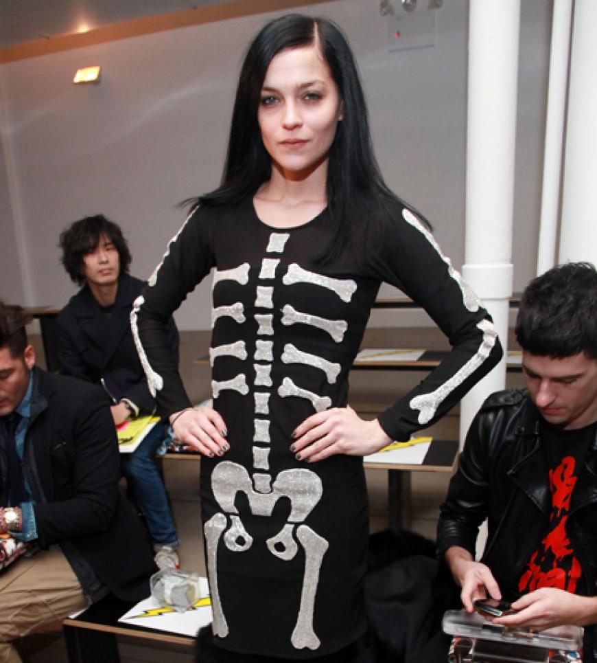 Im Skelett-Dress: Schauspielerin Leigh Lezark 