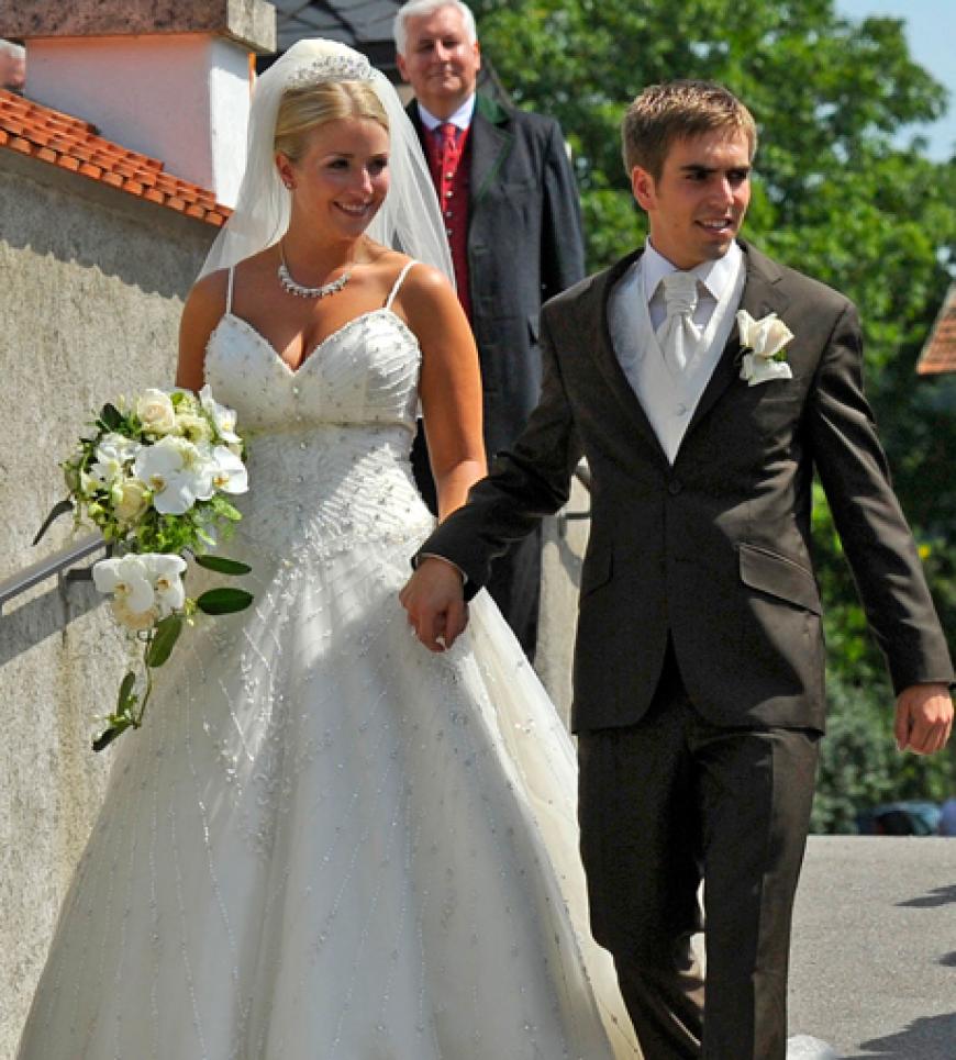 Kurz nach der Fußball-WM 2010 in Südafrika ehelichte Nationalspieler Philipp Lahm seine Claudia in Aying, Bayern