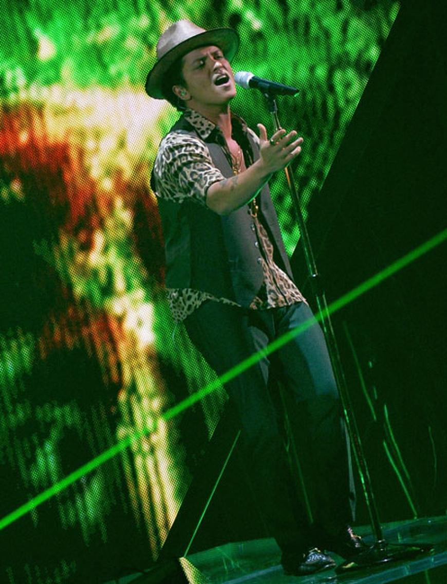 Bruno Mars performte live auf der Bühne - inklusive aufwändiger Lasershow