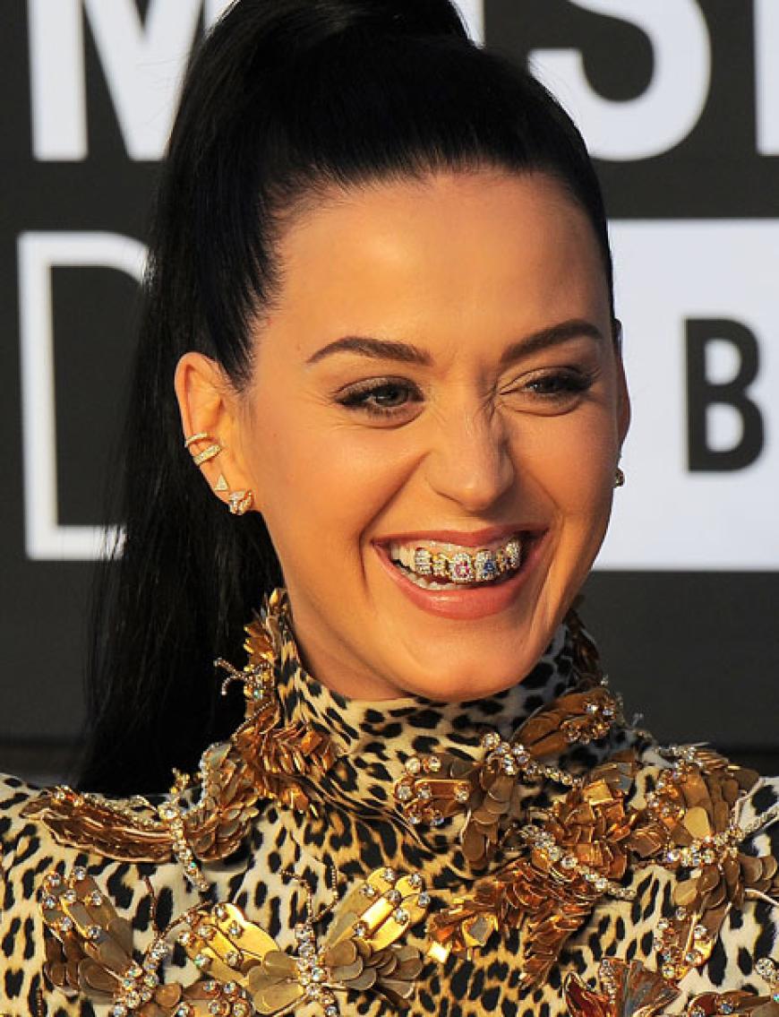 Neuer Trend bei den Stars: Auch Katy Perry zeigte ihre neuen Goldzähnchen - als Grillz bekannt