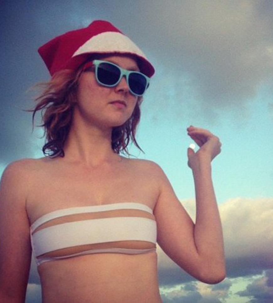 Lily Cole mit Santa-Hut
