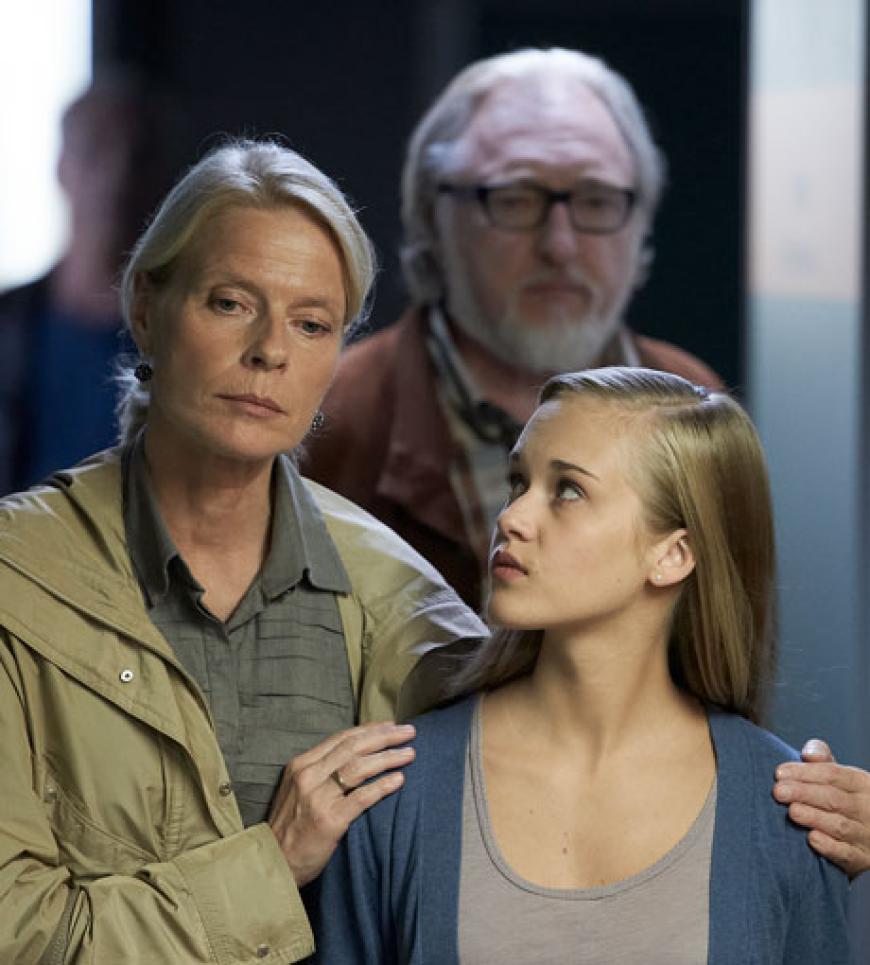 Der Vater resigniert, die Mutter (Corinna Kirchhoff, l.) mit Putzfimmel: