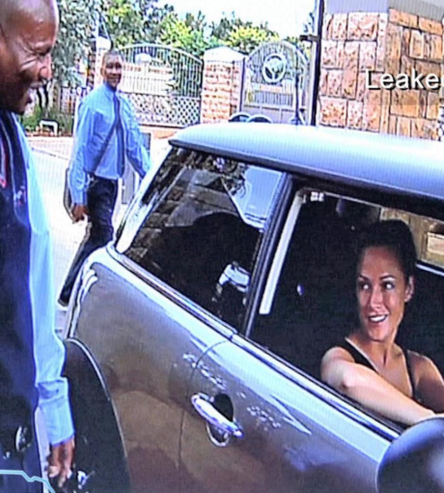 Das letzte Bild von Reeva. Beim Eintreffen an Pistorius Wohnanlage wird sie von den Überwachungskameras gefilmt