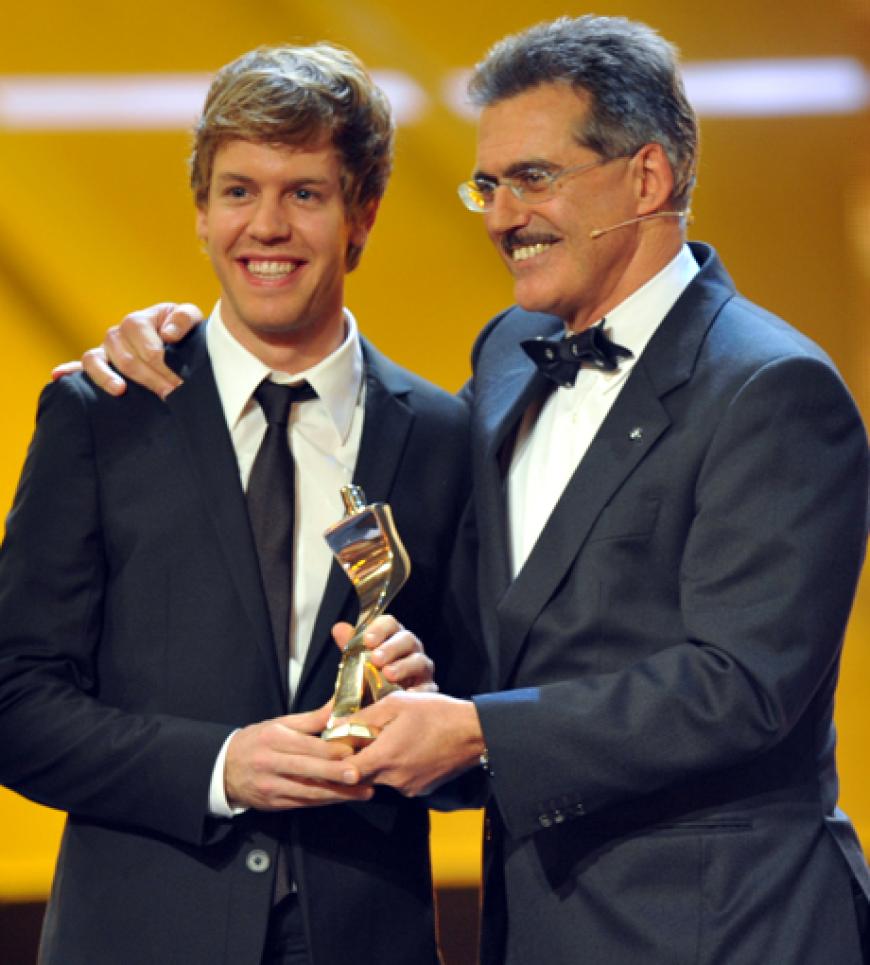 Motorsportdirektor Mario Theissen überreicht dem Sportler des Jahres,´ Formel 1-Weltmeister Sebastian Vettel, die goldene Trophäe