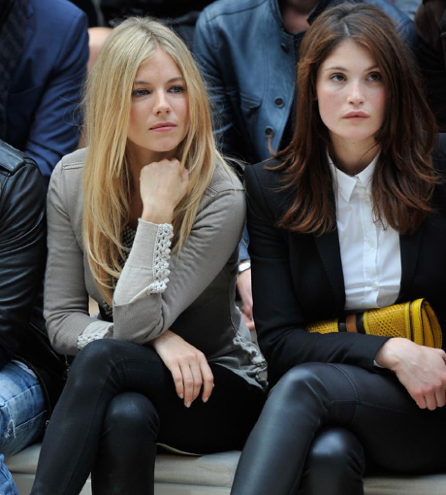 Sienna Miller und Gemma Arterton nehmen die neuen Kollektionen genau unter die Lupe