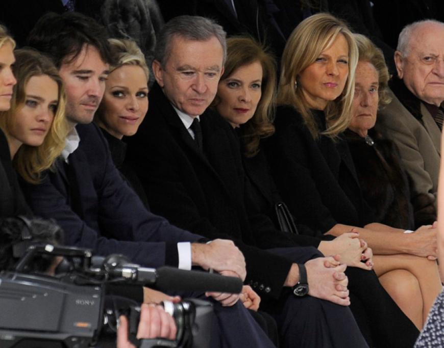 Eine Front-Row, die sich sehen lassen kann: Model Natalia Vodianova, ihr Ehemann und Chef des Modeunternehmens LVMH, Antoine Arnault, Fürstin Charléne von Monaco, LVMH-Inhaber Bernard Arnault, sowie Valerie Trierweiler, Partnerin des französischen Präsidenten Francois Hollande