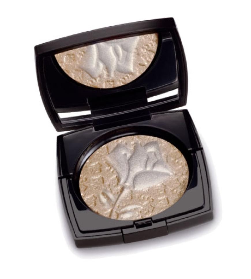 Bei Tageslicht sieht das Make-up frisch aus, doch unter den Neonröhren im Büro wirkt es fahl. Schluss damit! So finden Sie die perfekte Foundation für jede Tageszeit! Goldschimmernder Kompaktpuder: