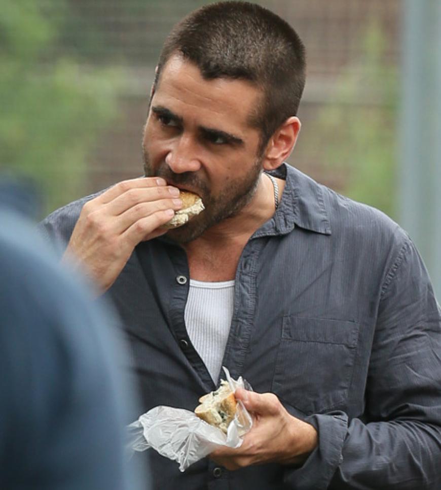 Mittagspause! Da wird kräftig Energie für die nächte Szene getankt. Colin Farrell beißt kräftig in sein Sandwich. Yummie!