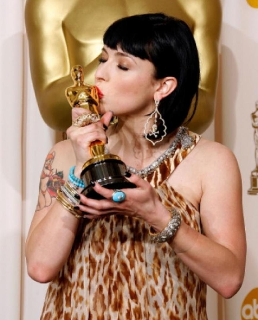 Autorin Diablo Cody mit ihrem Oscar für das beste Originaldrehbuch von