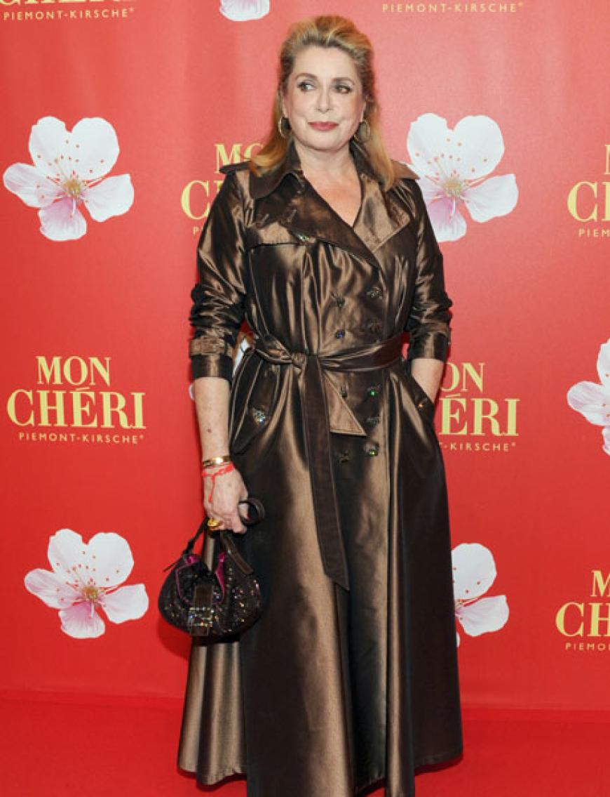Nicht mal die sonst so bezaubernde französische Filmdiva Catherine Deneuve konnte uns mit dieser Kreation überzeugen