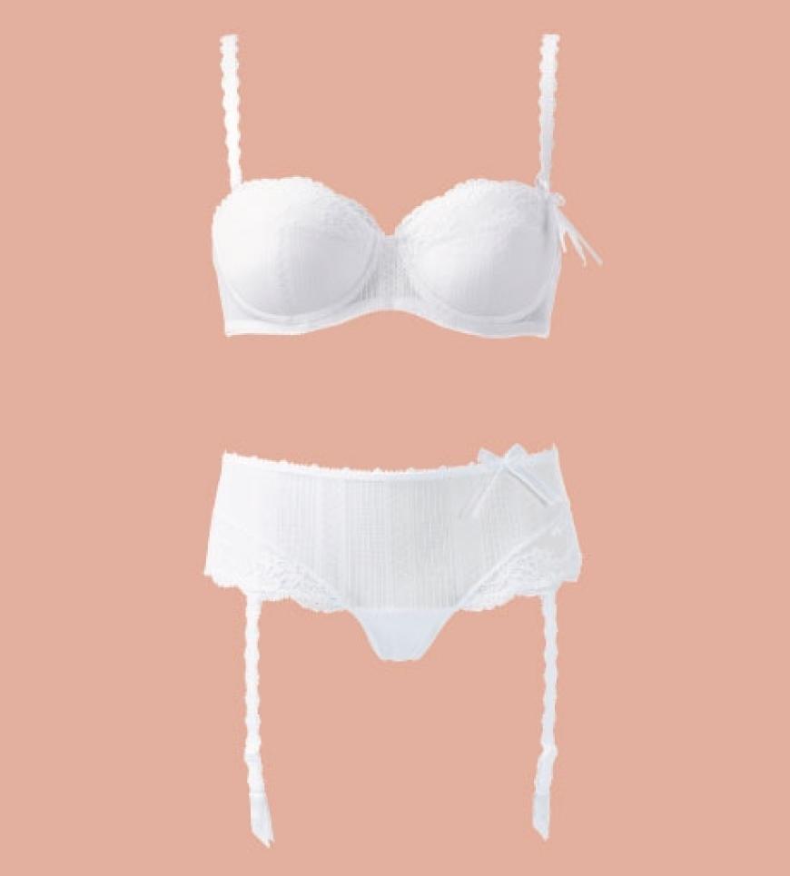 Mit Strapshalter von Triumph,
BH ca. 35 Euro, Slip ca. 25 Euro
