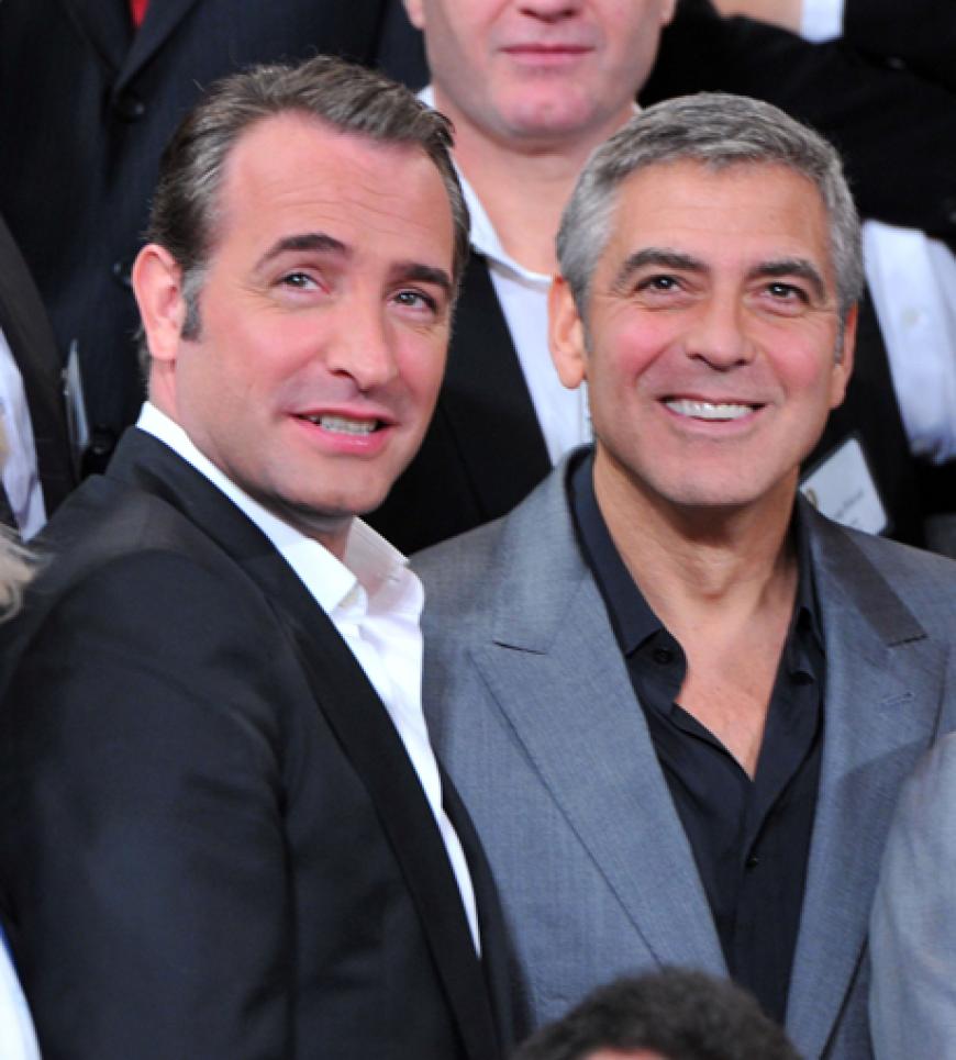 Jean Dujardin und George Clooney stellen sich für ein Foto auf